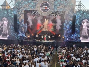 Read more about the article Mii de oameni au cântat, aseară, în Parcul Chindia, alături de Florin Ristei, Șatra Benz și Antonia
