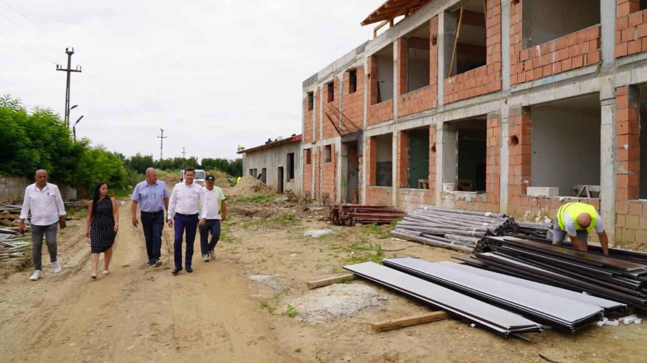 You are currently viewing Corneliu Ștefan, pe șantierele din Dâmbovița. Drumuri, școli și rețele de apă, verificate la pas