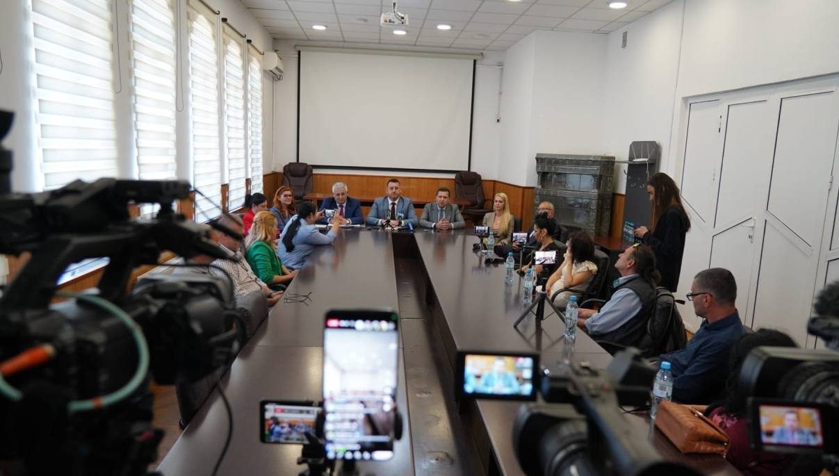 You are currently viewing Val de finanțări pentru comunitățile dâmbovițene. Nouă contracte semnate într-o singură zi