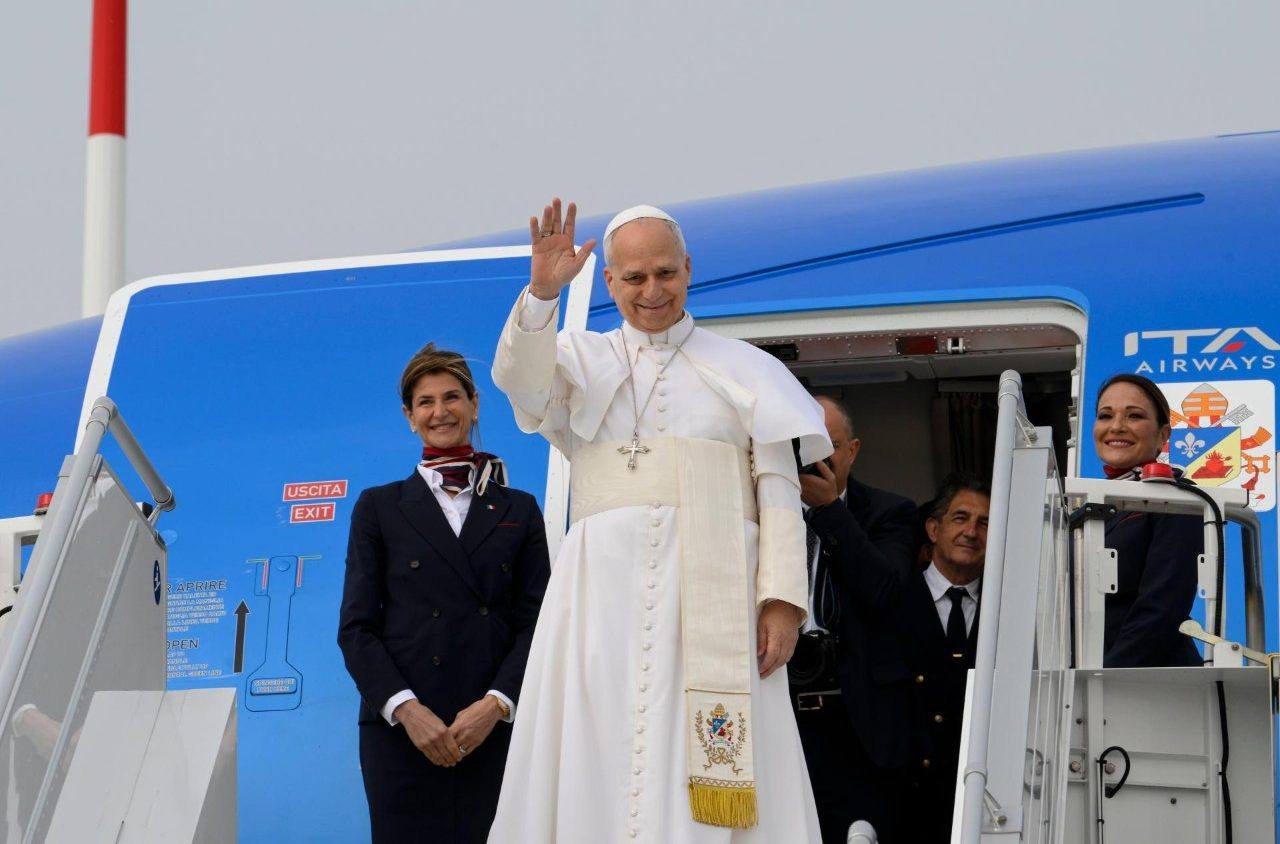 You are currently viewing Papa Leon al XIV-lea a sosit în Spania, pentru prima călătorie europeană majoră a pontificatului său