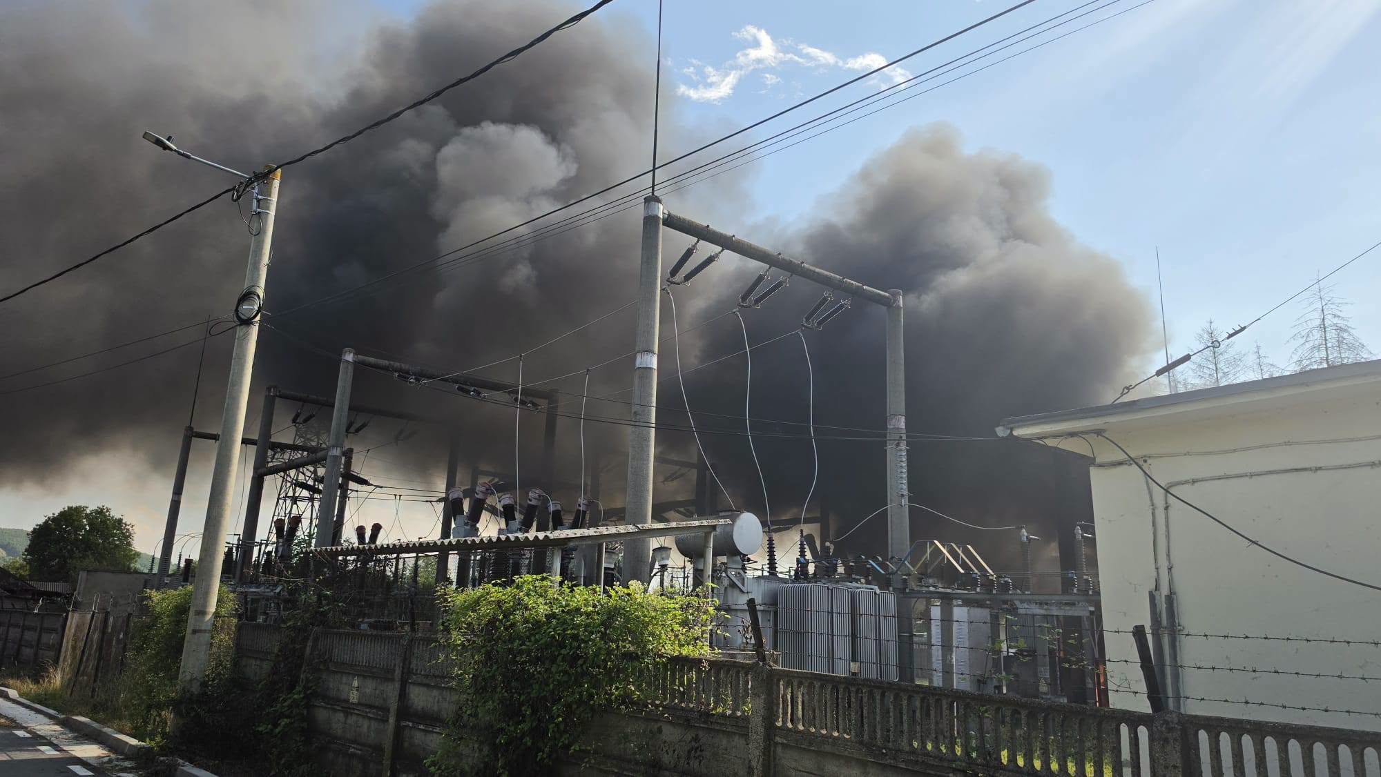 You are currently viewing Incendiul de la stația de transformare din Pucioasa a fost localizat. Alimentarea cu energie se reia treptat