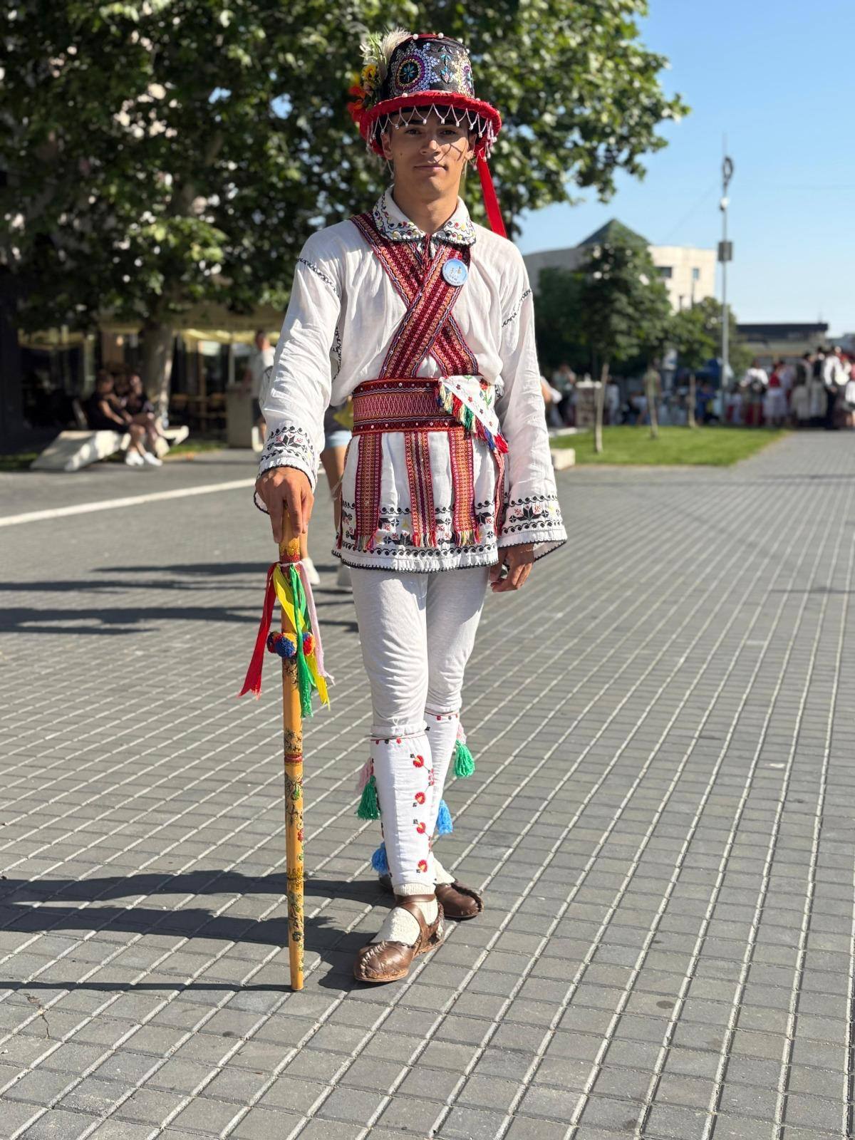 You are currently viewing Tradițiile merg mai departe la Sălcioara. Copiii sunt invitați la cursuri gratuite de dans popular