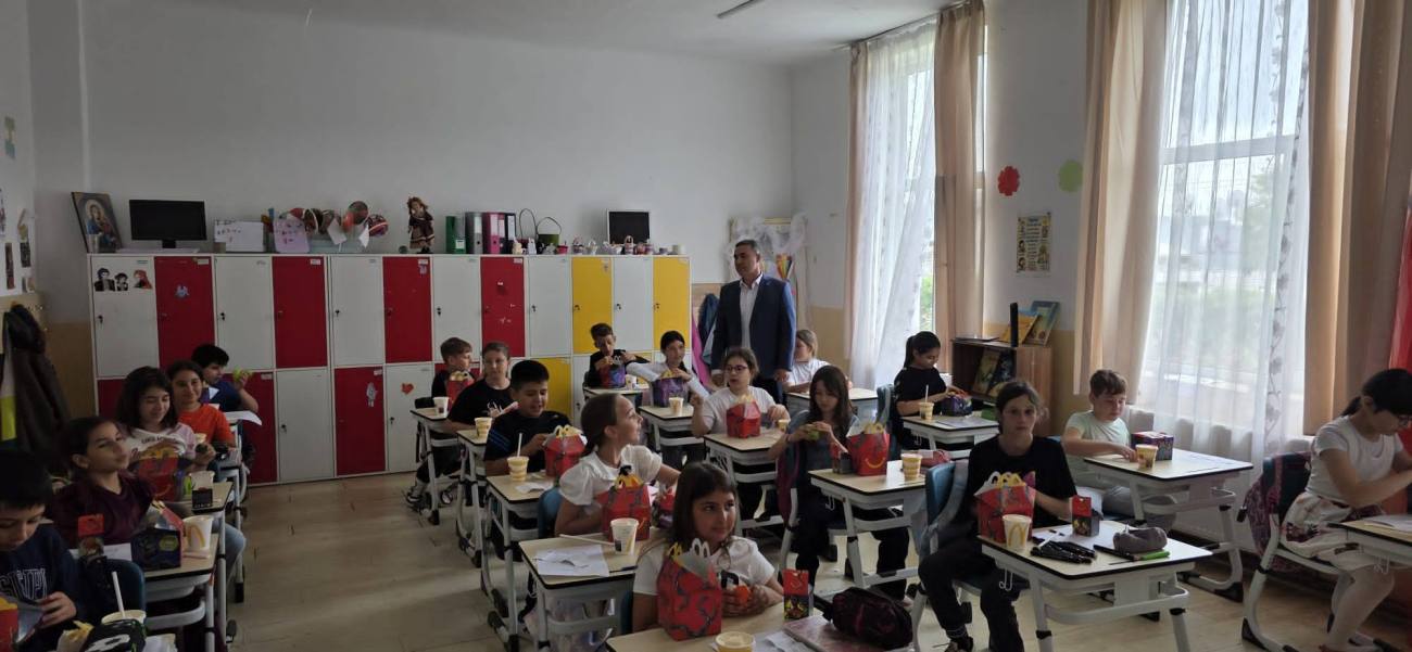 You are currently viewing Copiii din Dobra au primit daruri și urări speciale din partea administrației locale