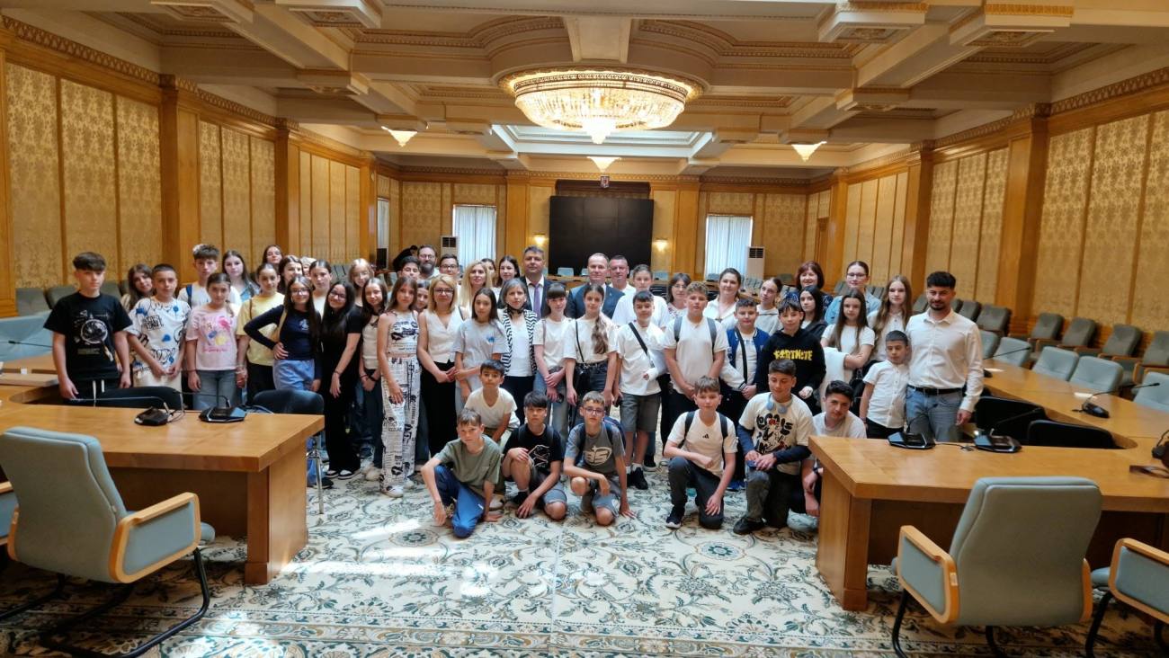 You are currently viewing Elevi din Bucșani, în vizită la Parlamentul României, cu sprijinul deputatului Aurelian Cotinescu