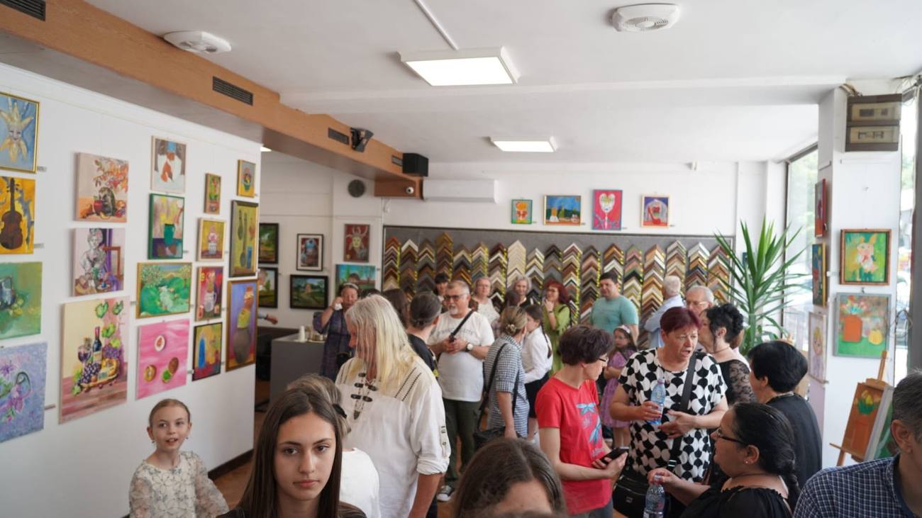 You are currently viewing Talentul fără vârstă, celebrat la vernisajul elevilor Școlii Populare de Artă „Octav Enigărescu”