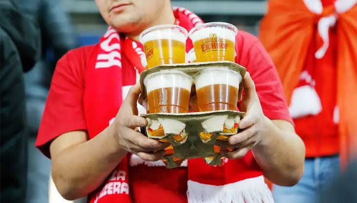 You are currently viewing Parlamentul a decis că se poate consuma bere, pe stadion, în timpul meciurilor