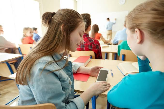 You are currently viewing Polonia interzice telefoanele în școli și restricționează accesul la site-uri care promovează pornografia