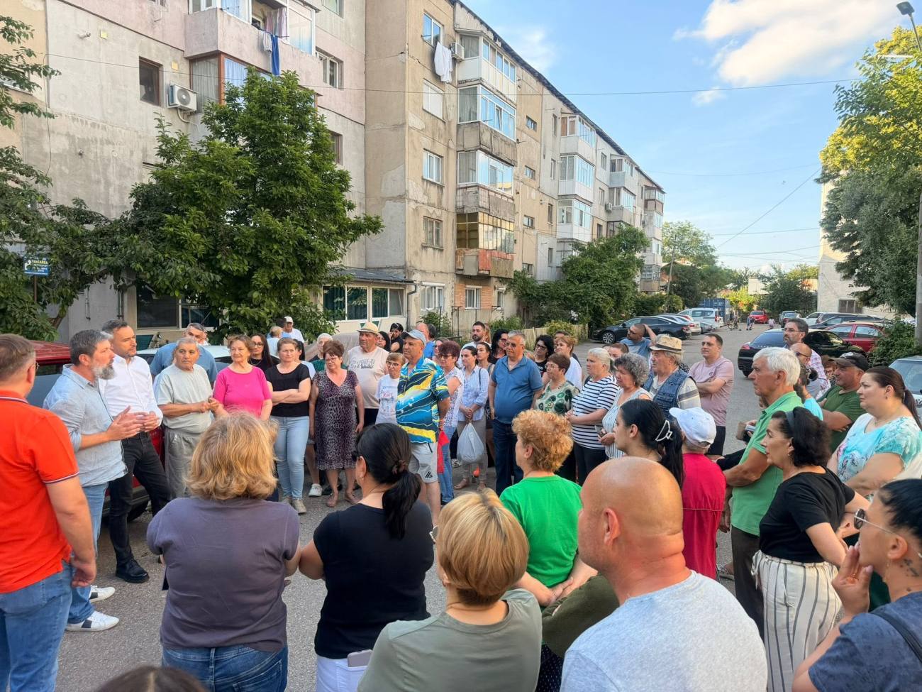 You are currently viewing Reabilitarea blocurilor, canalizarea și spațiile verzi, pe agenda întâlnirii dintre primarul orașului Găești și locuitori