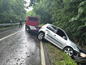 Read more about the article Jandarmii dâmbovițeni au acordat sprijin unei conducătoare auto care s-a răsturnat cu autoturismul pe DJ 720