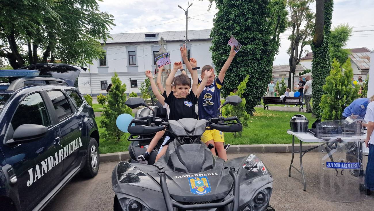 You are currently viewing Jandarmii și polițiștii dâmbovițeni au sărbătorit Ziua Copilului alături de copii, la Târgoviște și Cojasca