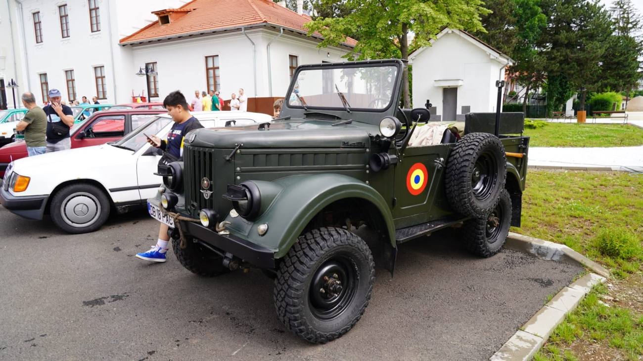 You are currently viewing Călătorie în timp pe patru roți. Retroparada a adus farmecul automobilelor de altădată la Zilele Județului Dâmbovița