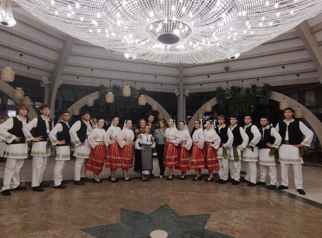 You are currently viewing Foști colegi reuniți după aproape o jumătate de secol, în prezența Ansamblului „Cununa Nucetului”