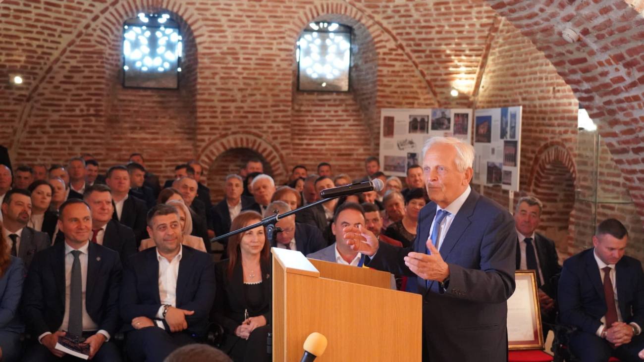 You are currently viewing Theodor Stolojan, desemnat Cetățean de Onoare al Județului Dâmbovița în debutul Zilelor Județului