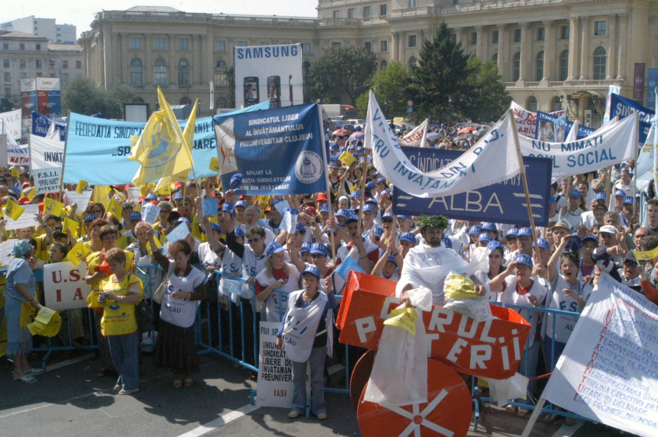 You are currently viewing Protest al profesorilor, astăzi, în fața Guvernului și Parlamentului din cauza legii salarizării