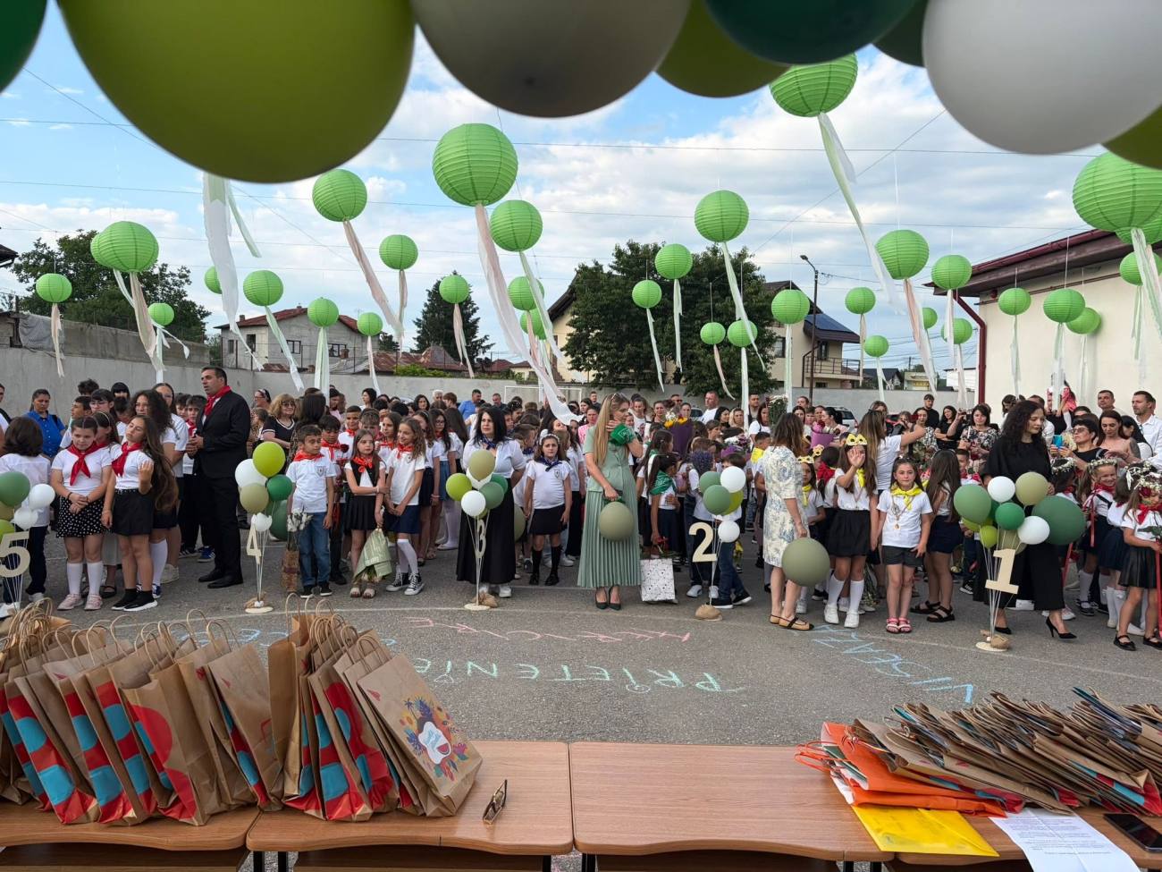 You are currently viewing Zece ani de festivități și investiții în educație. Mesajul primarului din Răzvad la final de an școlar