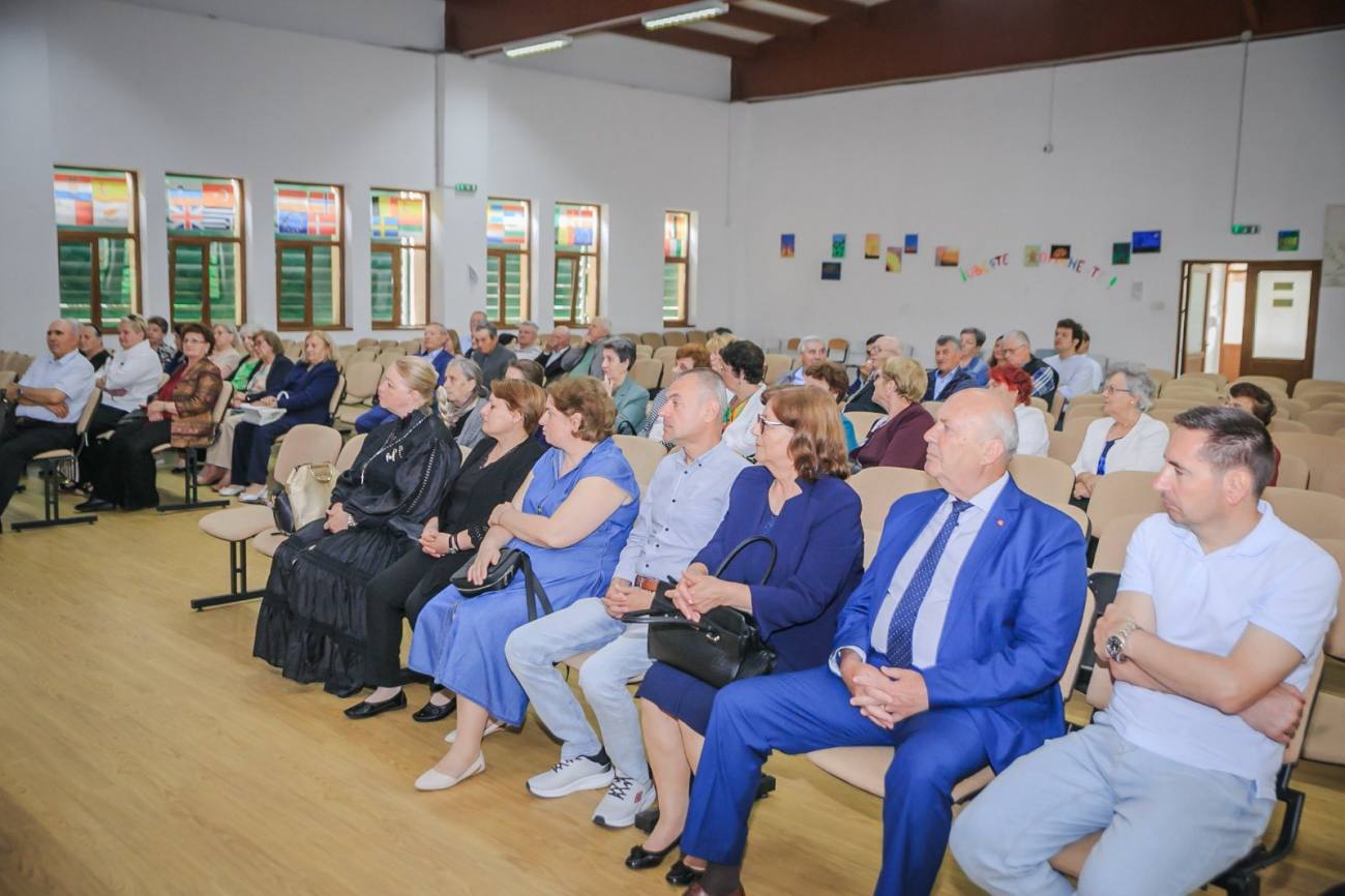 You are currently viewing Primăria Titu a marcat Ziua Învățătorului printr-o întâlnire dedicată dascălilor pensionari