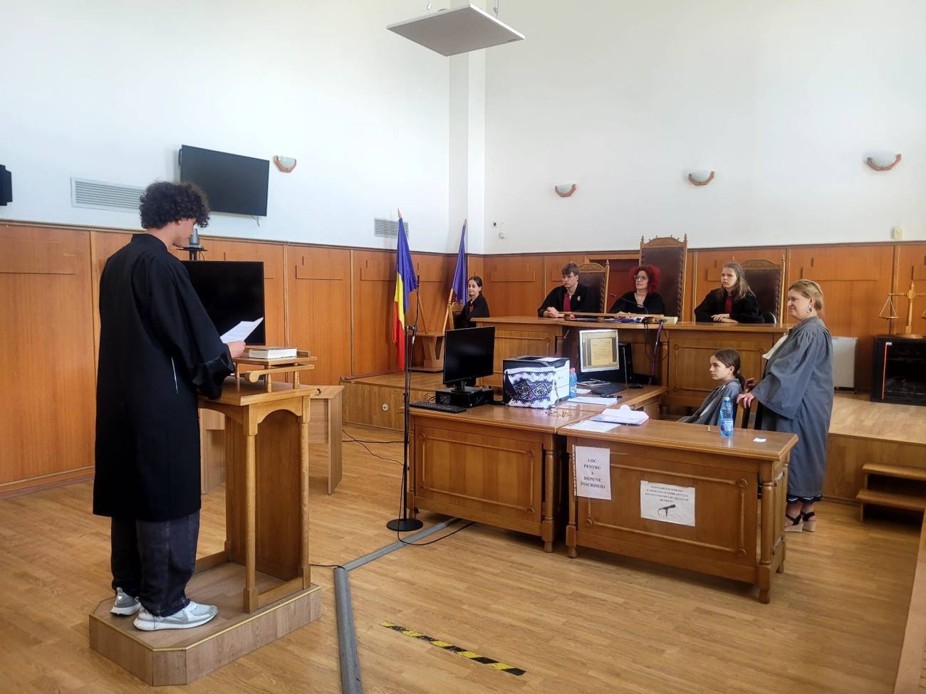You are currently viewing „Judge for a Day” la Tribunalul Dâmbovița pentru participanții unui proiect Erasmus+