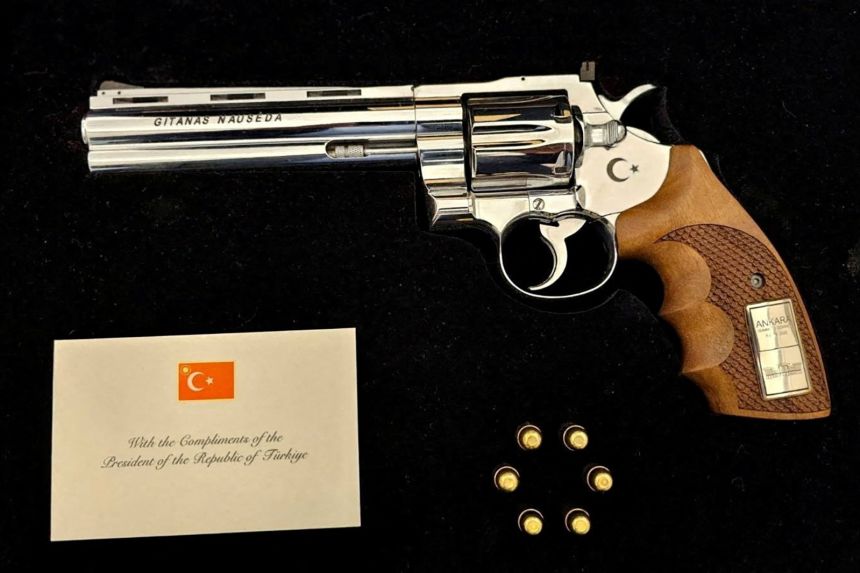 You are currently viewing Erdogan a oferit fiecărui lider NATO o armă personalizată, cu muniție, drept cadou