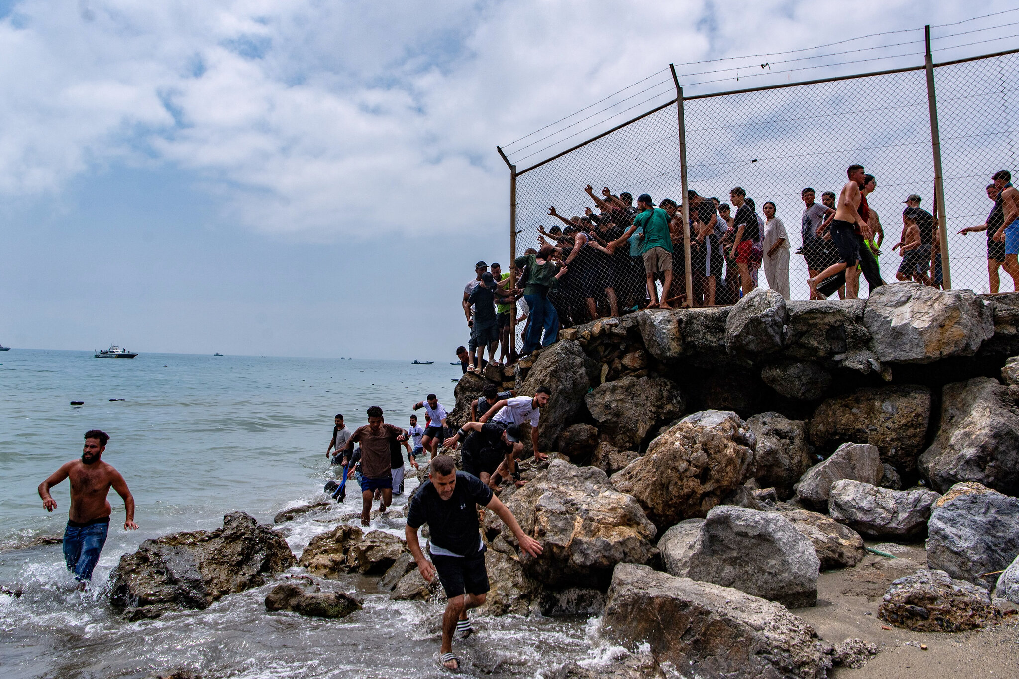 You are currently viewing Italia a suspendat temporar Acordul Schengen cu Spania şi a închis granițele din cauza situației din Ceuta