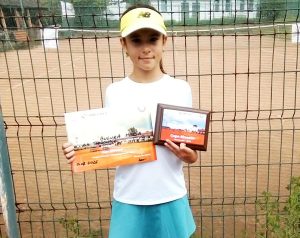 Read more about the article Săptămână excelentă pentru secția de tenis a Clubului Sportiv Târgoviște! Teodora Bucura, învingătoare la Silvester Cup