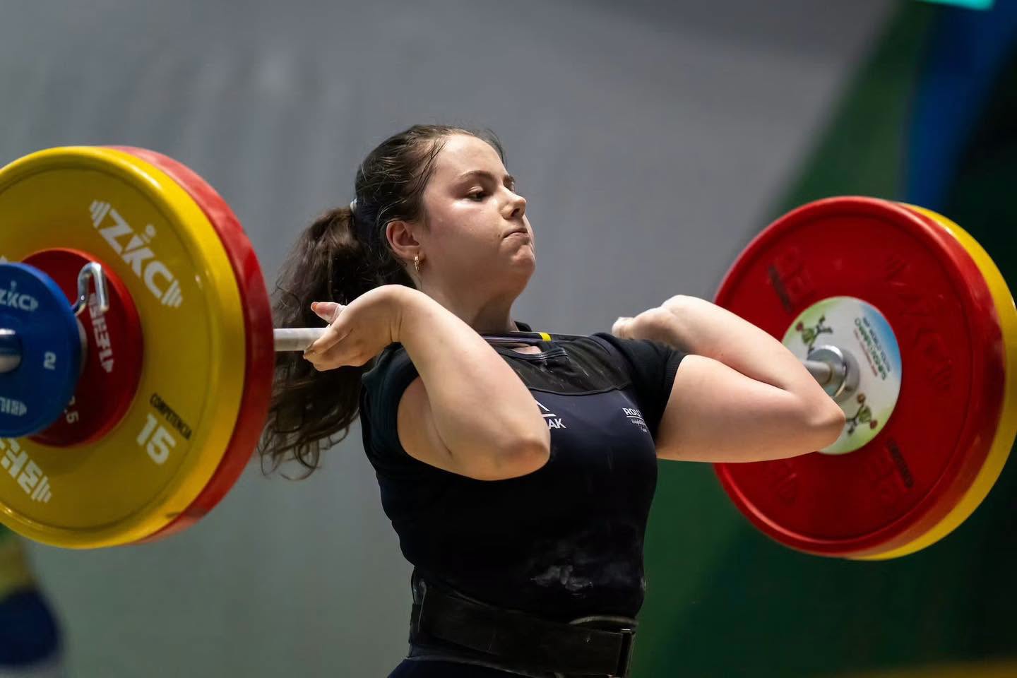 You are currently viewing România din nou pe podium la Campionatul Mondial de haltere pentru juniori!  Flavia Hreapcă, medaliată cu bronz în proba smuls
