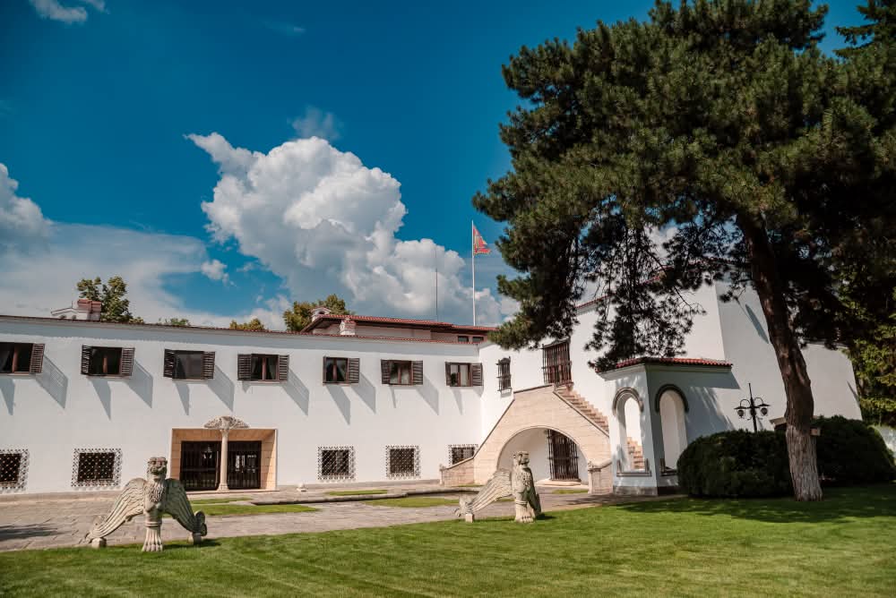 You are currently viewing La București se desfășoară expoziția Regală „Palatul Elisabeta”