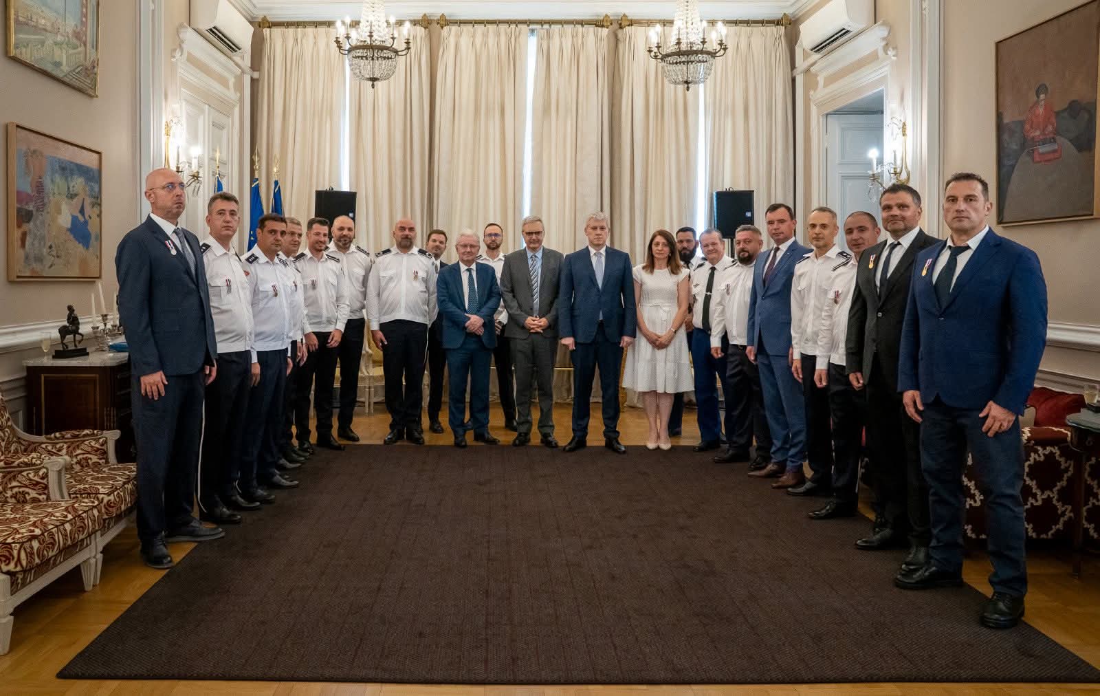 You are currently viewing 16 polițiști români, decorați de statul francez pentru contribuția lor la capturarea traficantului Mohamed Amra
