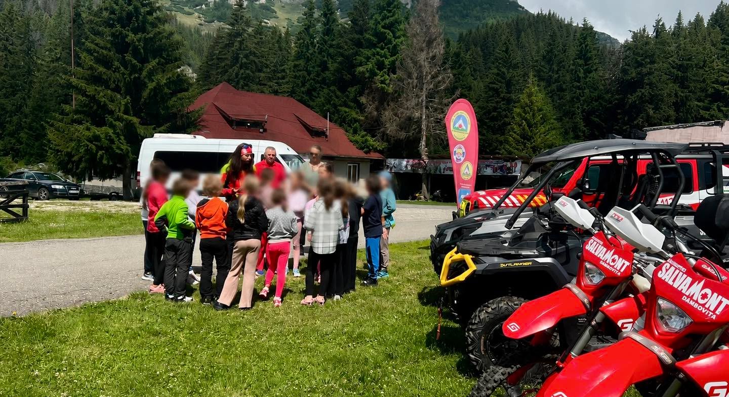 You are currently viewing Lecție despre siguranța pe munte, la baza Salvamont Dâmbovița, pentru elevi din Târgu Mureș