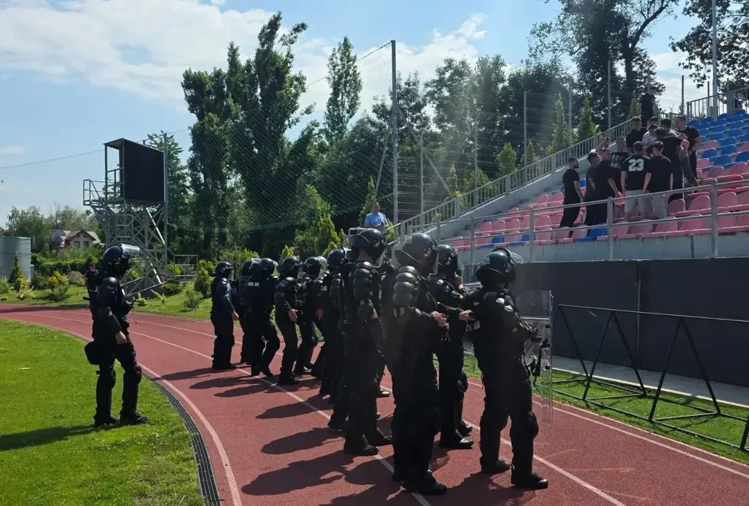 You are currently viewing Exercițiu tactic pe Stadionul „Eugen Popescu”. Jandarmii au simulat evacuarea suporterilor violenți