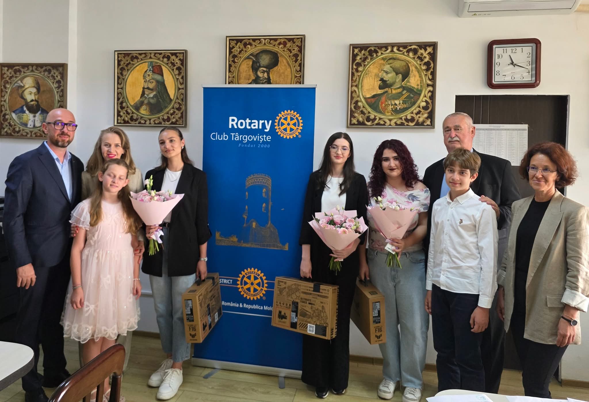 You are currently viewing Administratorii unei afaceri de familie din Dâmbovița, care împlinește 35 de ani, au premiat cele patru eleve cu rezultate excepționale la Bacalaureat