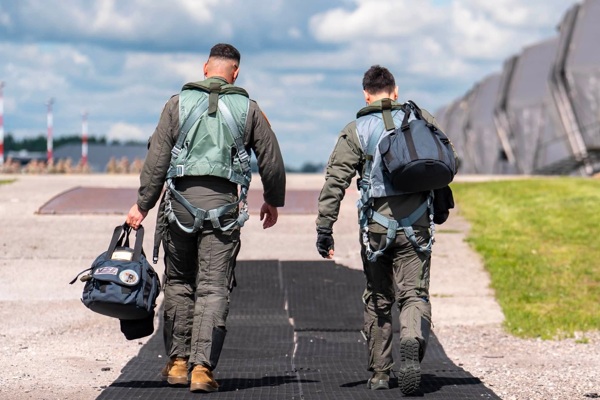 You are currently viewing Militarii români care au doborât drone, înaintaţi în grad