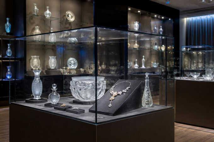 You are currently viewing Jaf de milioane de euro la muzeul producătorului de sticlă de lux Lalique, din Franța