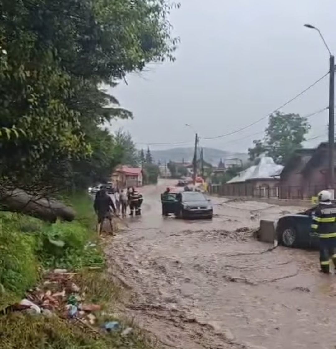 You are currently viewing Inundații puternice în Bușteni și în cartierul Poiana Țapului