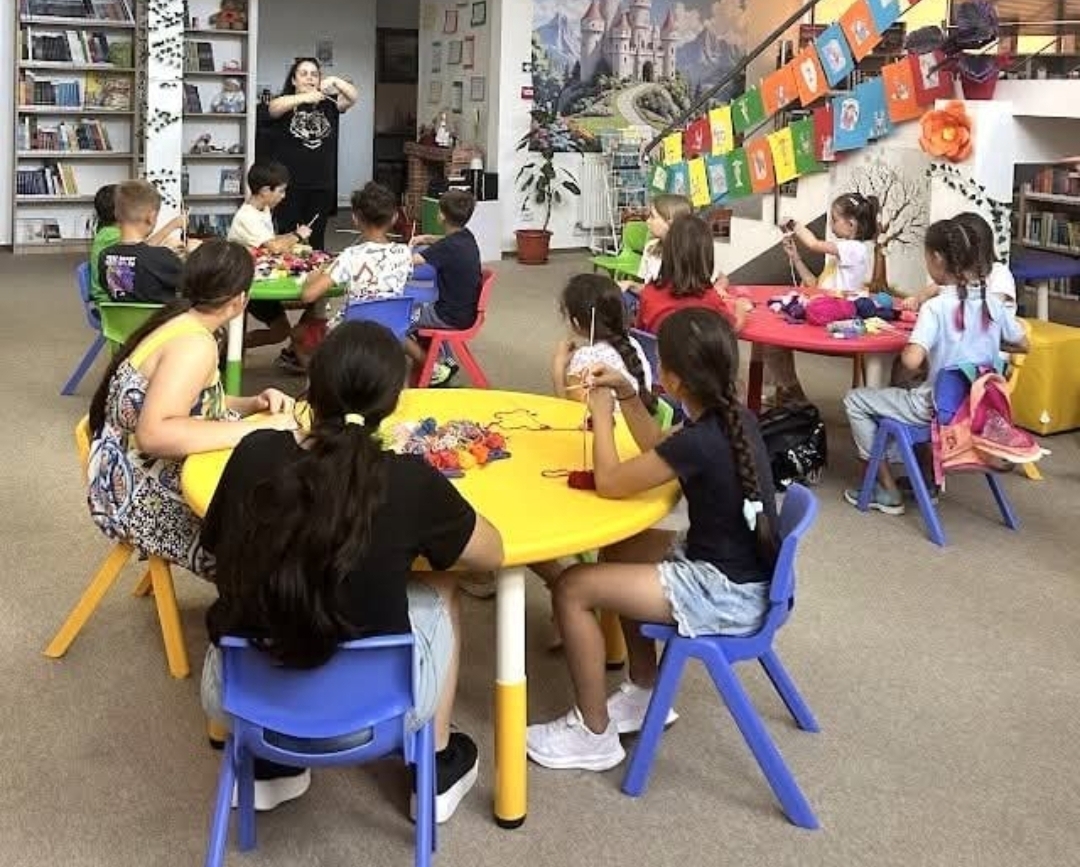 You are currently viewing Atelier creativ pentru micii participanți ai programului „Vacanța la bibliotecă”