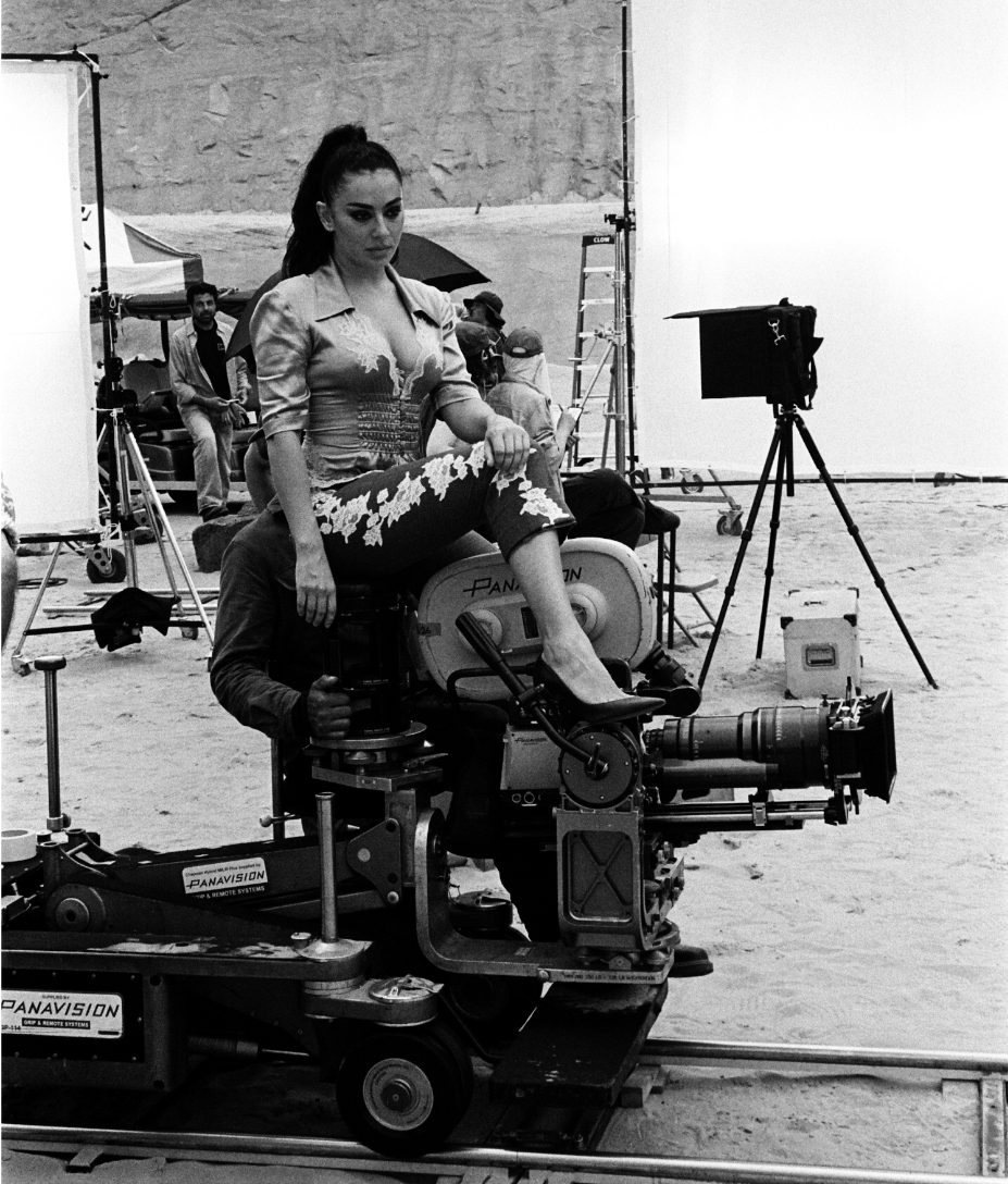You are currently viewing Charli xcx lansează „Camera”, o confesiune despre identitate, vulnerabilitate și presiunea de a exista în lumina reflectoarelor