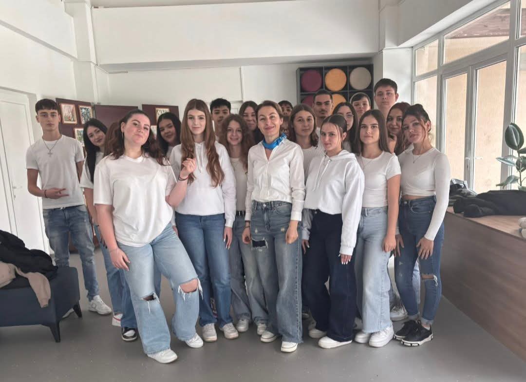 You are currently viewing Școala de vară la Centrul Social Creștin al Arhiepiscopiei Târgoviștei – cursuri de engleză și ateliere de artă pentru copii
