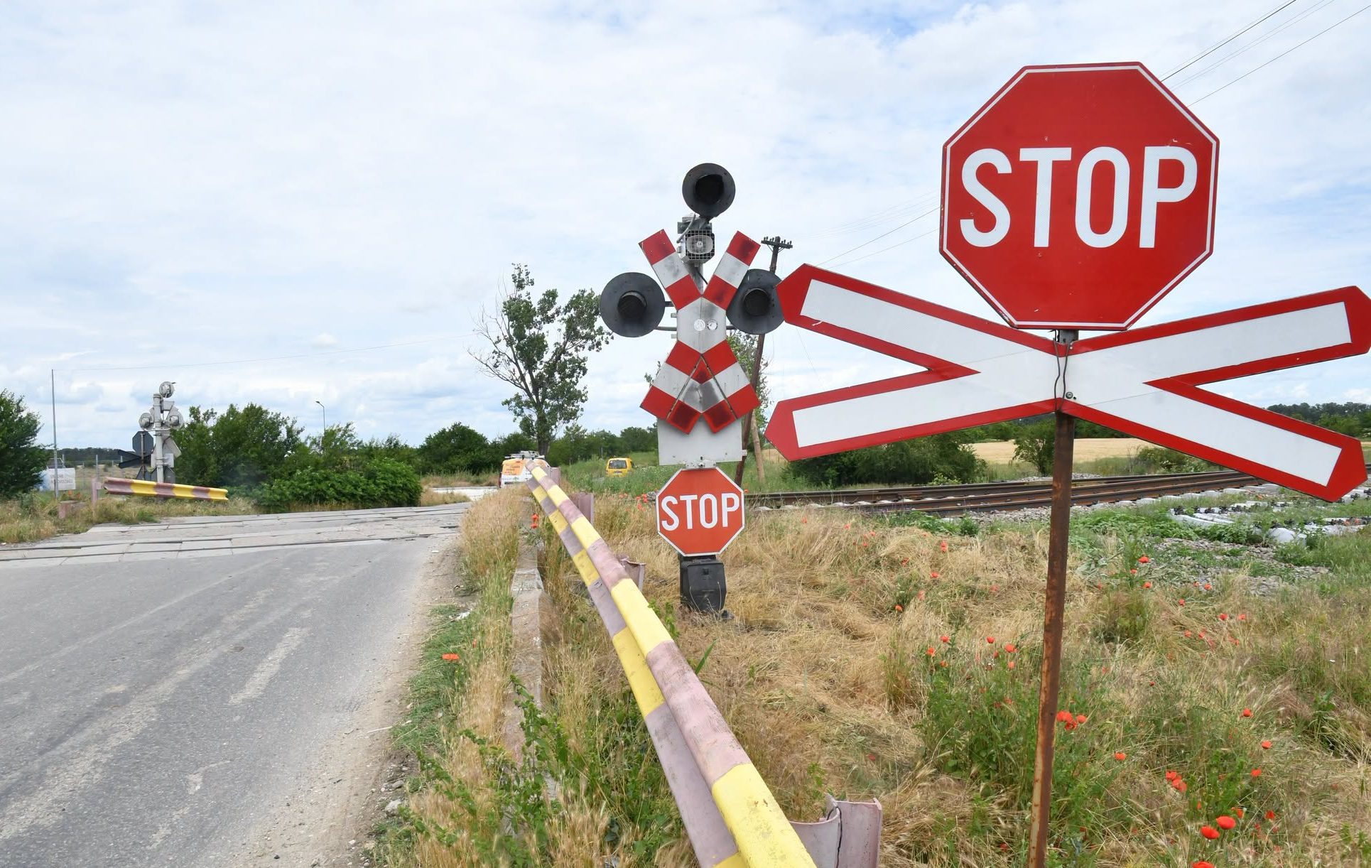 You are currently viewing Trecerea la nivel cu calea ferată din zona Merii, închisă temporar. Șoferii sunt direcționați pe rute ocolitoare