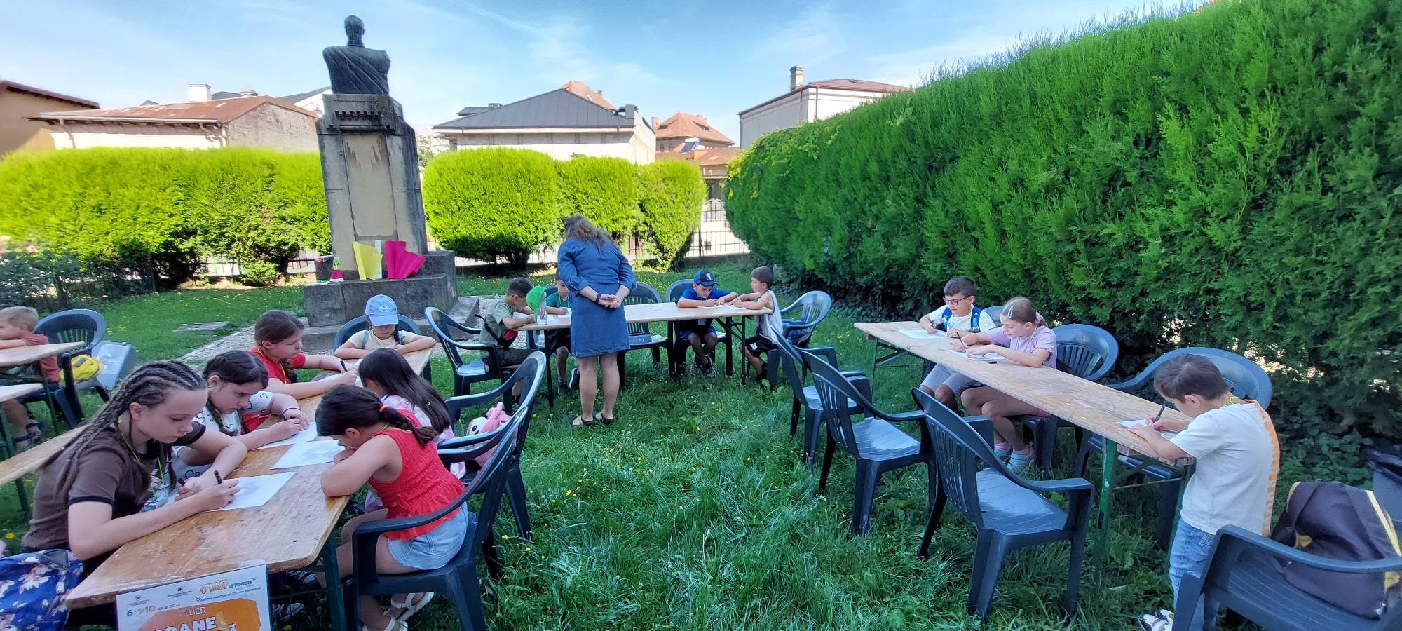You are currently viewing A început tabăra „O vară de poveste”. Copiii învață meșteșuguri tradiționale la Centrul Județean de Cultură Dâmbovița