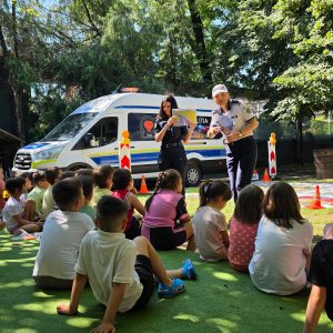 Read more about the article Lecții de siguranță pentru copiii aflați în vacanță. Polițiștii dâmbovițeni au ajuns în afterschoolurile din Târgoviște