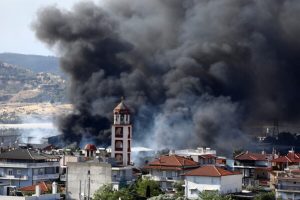 Read more about the article Incendiu masiv în apropiere de Salonic, Grecia, care a dus la evacuarea satelor din jur