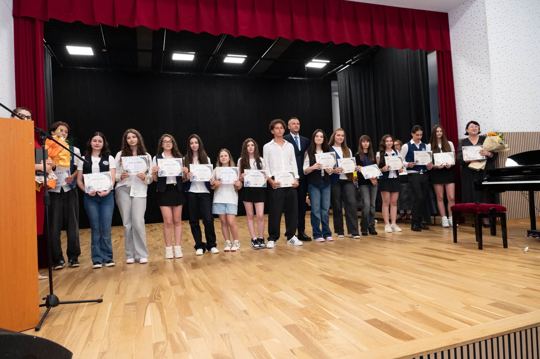 You are currently viewing Comunitatea din Găești a premiat excelența în educație. Elevii cu rezultate deosebite și profesorii lor, recompensați în cadrul unei gale dedicate performanței