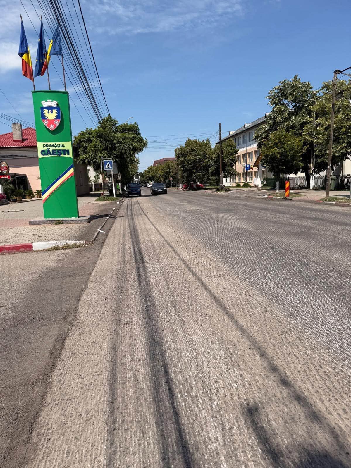You are currently viewing Asfaltări pe strada 13 Decembrie din Găești. Circulația și parcarea în zonă vor fi afectate câteva zile