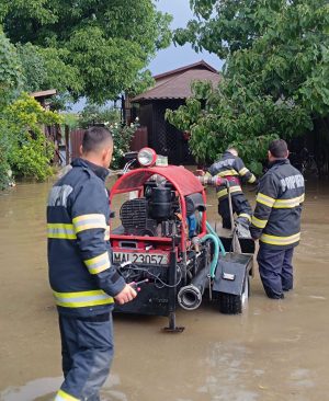Read more about the article Dâmbovița, printre județele afectate de vremea severă. Pompierii au intervenit pentru evacuarea apei din mai multe gospodării