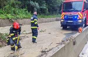 Read more about the article După dezastrul de la Bușteni și noile inundații de pe DN1, ISU Dâmbovița intervine în sprijinul colegilor din Prahova