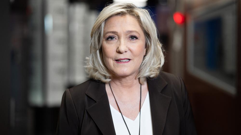You are currently viewing Marine Le Pen poate candida la președinția Franței, dar va purta o brățară electronică de monitorizare