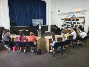 Read more about the article Doi profesori universitari au susținut gratuit cursuri de matematică pentru elevii din Brănești