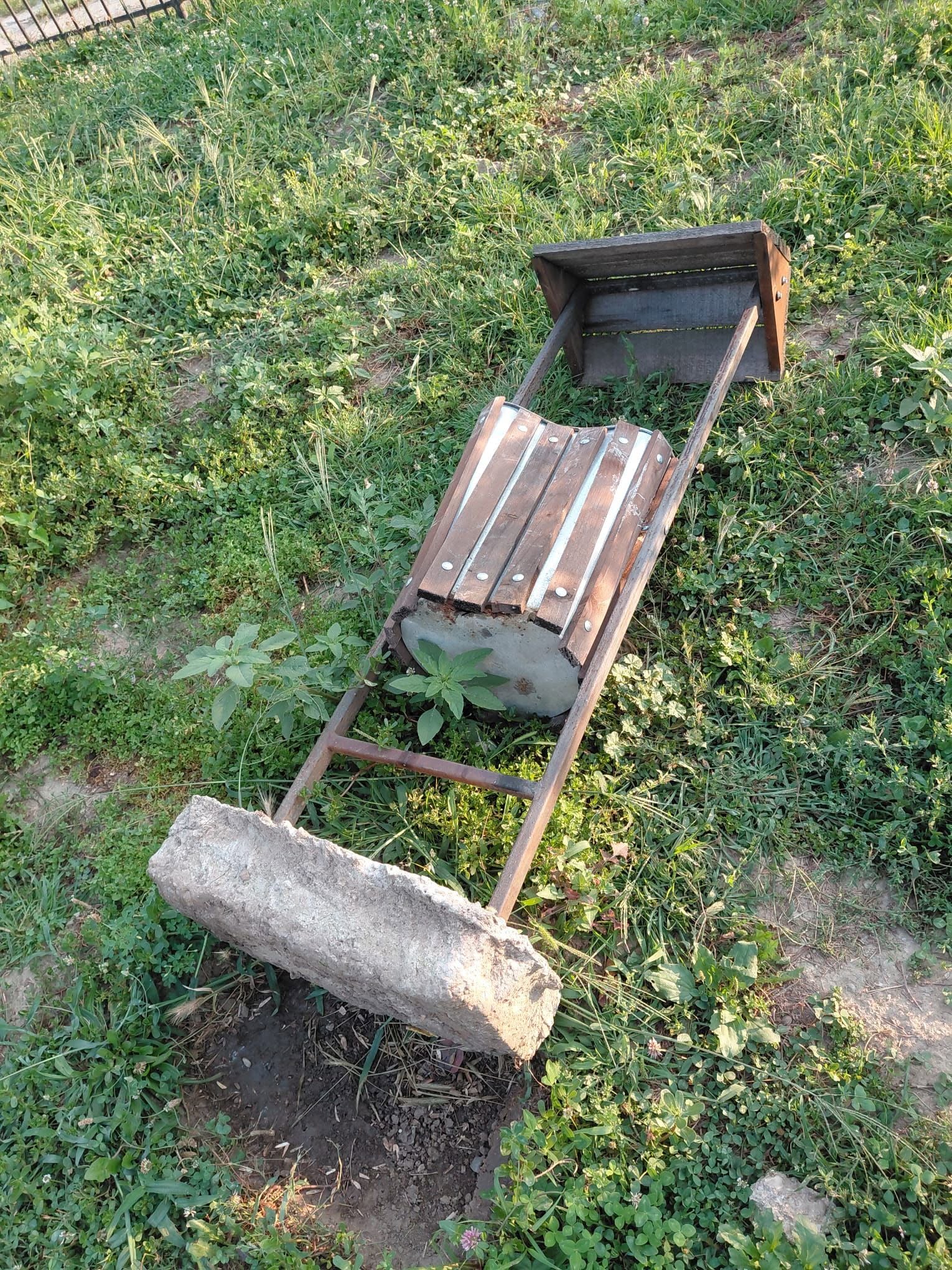 You are currently viewing Bunuri distruse într-un parc din Nucet. Primarul anunță sancțiuni și restricții de acces