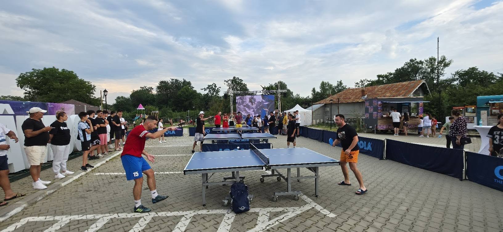 You are currently viewing Parcul Central din Gura Ocniței, plin de copii și spectatori la o nouă seară din Festivalul „Vara Campionilor”