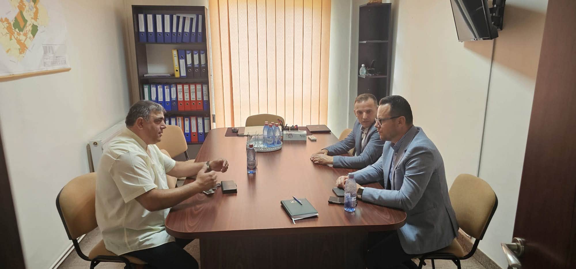 You are currently viewing Prefectul și subprefectul Dâmboviței, în audiență la Răcari. Investițiile și birocrația, printre principalele teme discutate