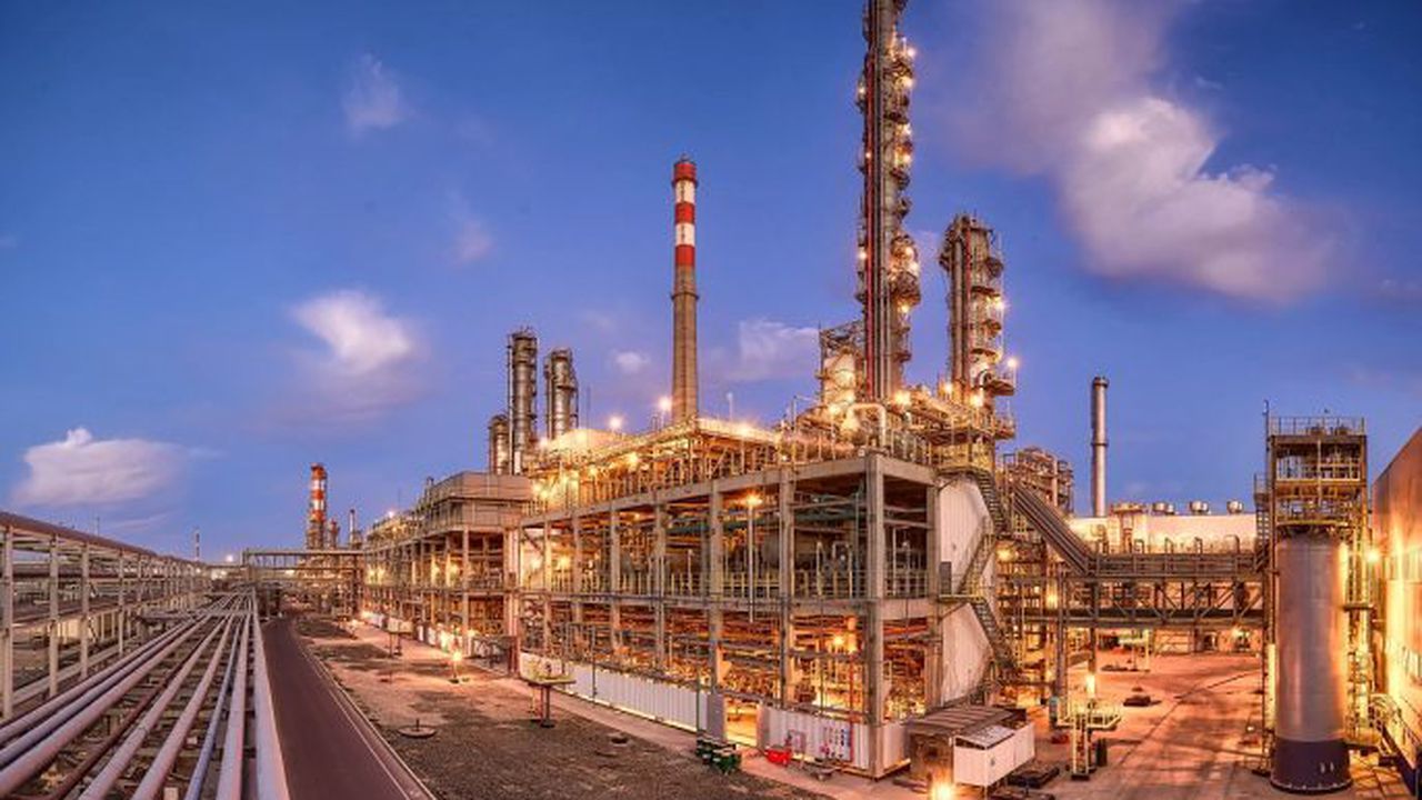 You are currently viewing Kazahstanul a suspendat exporturile de petrol prin principalul terminal rusesc de la Marea Neagră. Rafinăria Petromidia, expusă